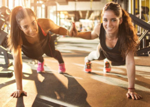 mujeres entrenando juntas