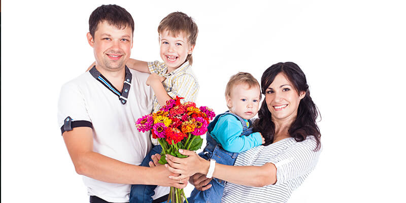 familia con niños y flores