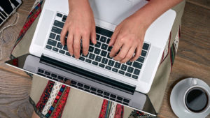 persona utilizando computadora