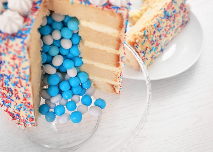 pastel relleno de bolitas de color azul y blanco
