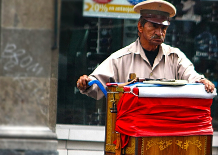 organillero tocando su instrumento