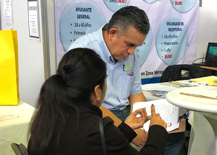 señora hablando con un señor