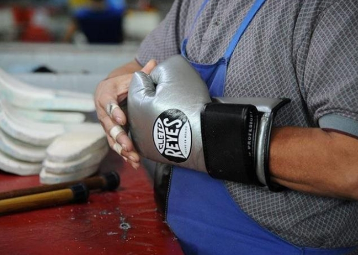 Así se fabrican los guantes de los campeones, los de Cleto Reyes - El Sol  de México