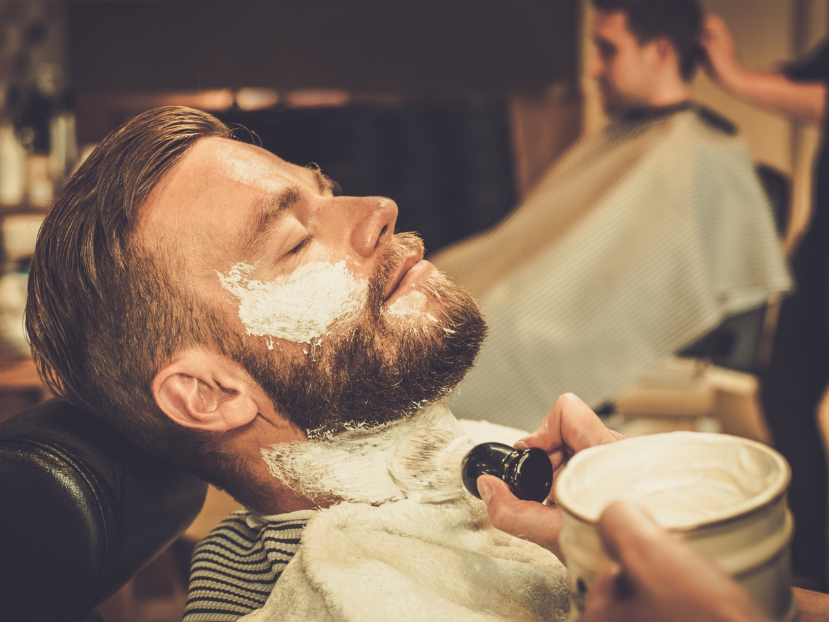 barbero afeitando a cliente